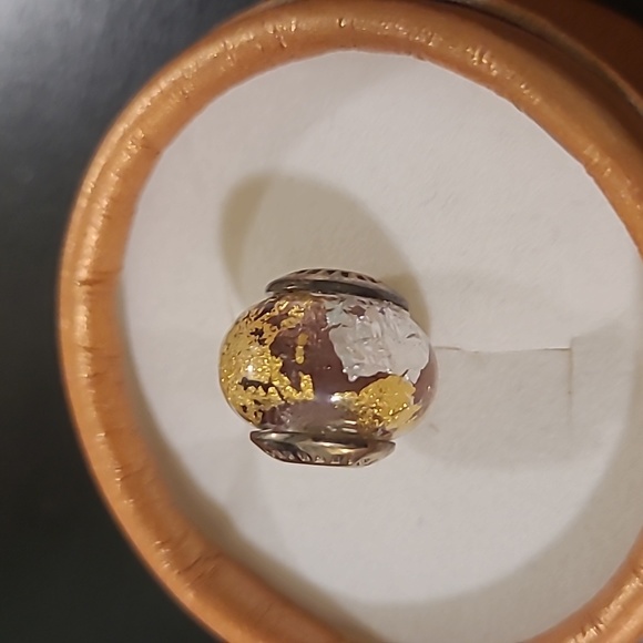 Charm with yellow and silver design - Picture 4 of 4